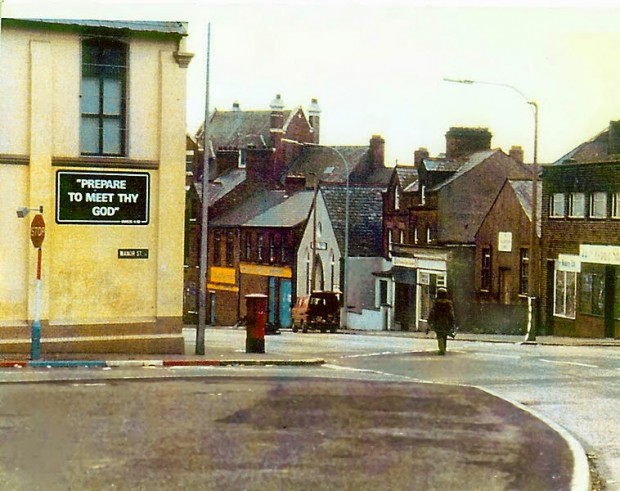 A-soldier-making-the-long-walk-to-defuse-a-car-bomb-in-Northern-Ireland