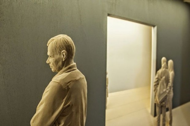 life-like-realistic-wooden-sculptures-peter-demetz-10